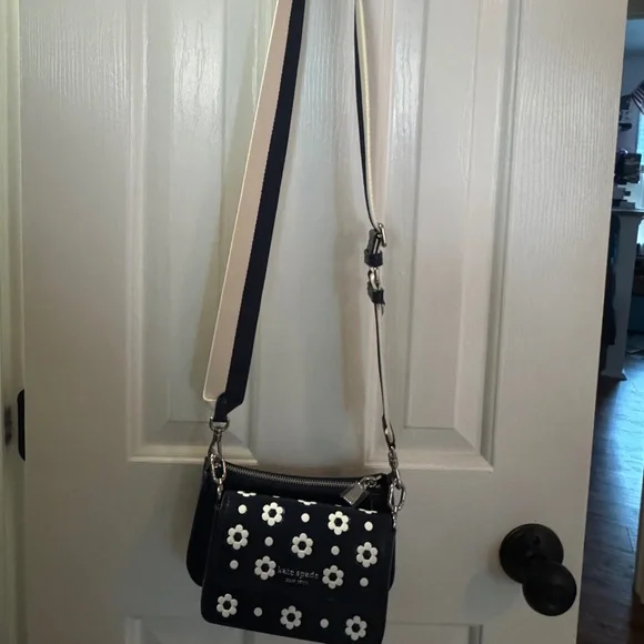 Kate Spade Navy Blue w/ Daisy Crossbody NWOT - Picture 2 of 4